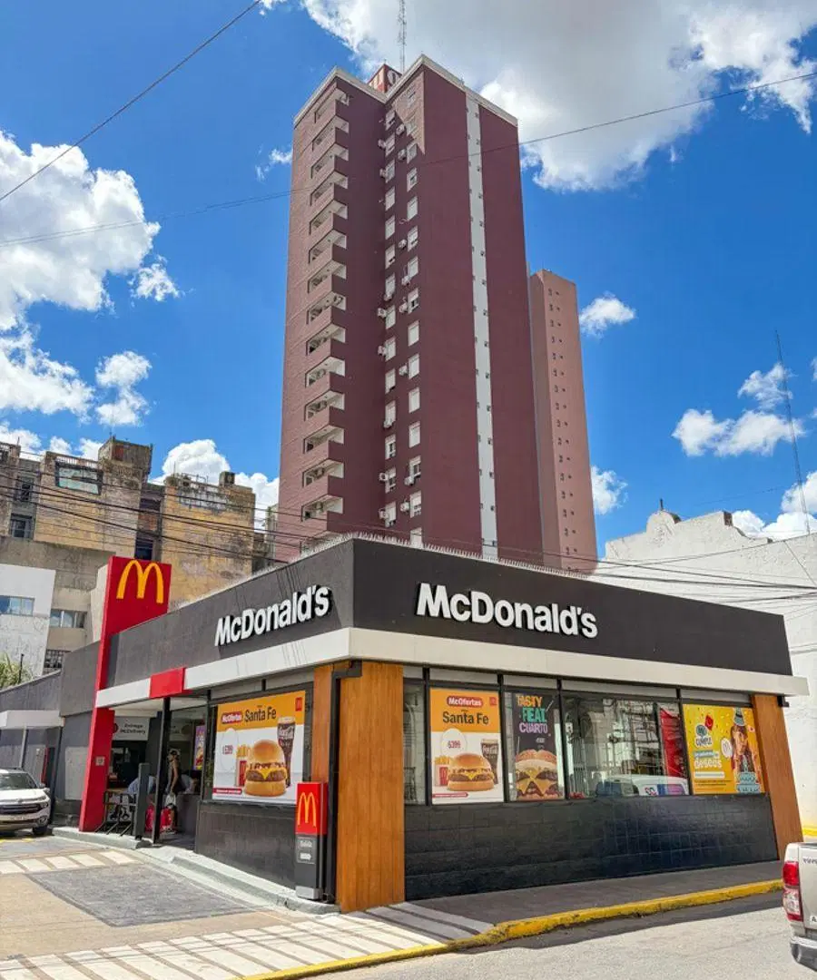 Espacio de cochera en subsuelo, con portones automaticos y autoelevador. 4