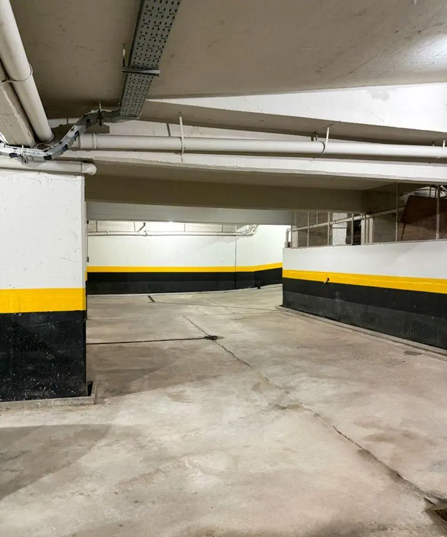 Espacio de cochera en subsuelo, con portones automaticos y autoelevador. 3