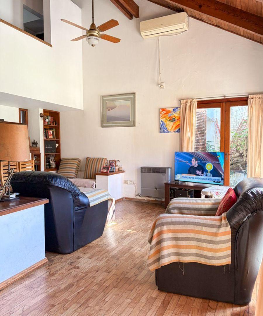 Foto de CASA DE ESTILO CON 2 PLANTAS, JARDÍN, PISCINA Y COCHERA PASANTE, imagen 5