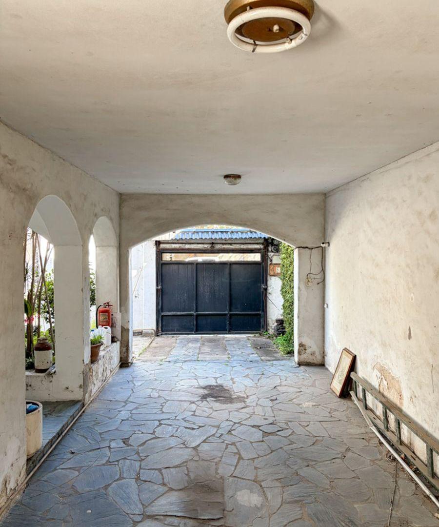 Foto de CASA DE ESTILO CON 2 PLANTAS, JARDÍN, PISCINA Y COCHERA PASANTE, imagen 2