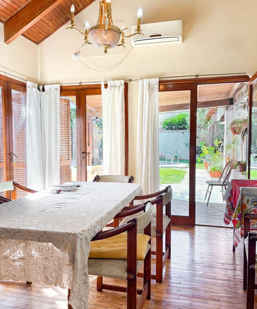 Foto de CASA DE ESTILO CON 2 PLANTAS, JARDÍN, PISCINA Y COCHERA PASANTE, imagen 1