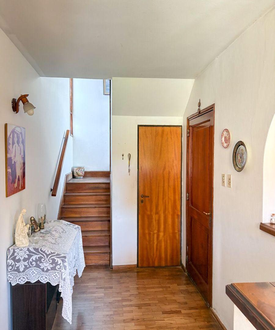 Foto de CASA DE ESTILO CON 2 PLANTAS, JARDÍN, PISCINA Y COCHERA PASANTE, imagen 4