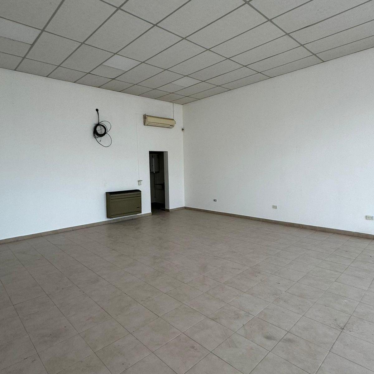 Local en Venta Marcelo T. Alvear E Hipolito Yrigoyen Precio U$d155.000 4
