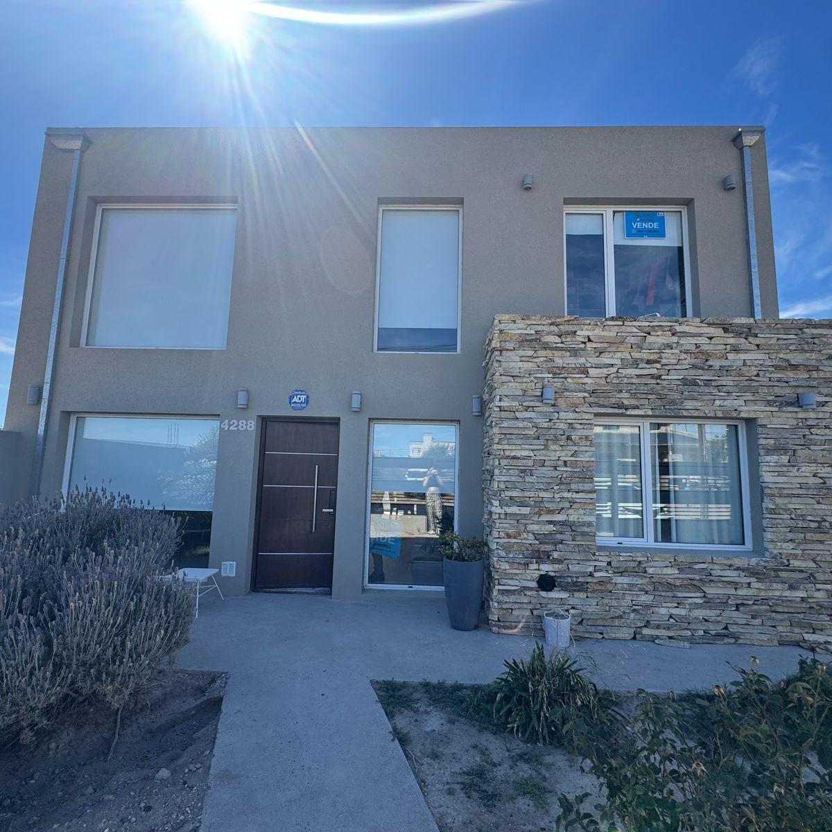 Casa en Venta 3 Dorm Romerillo N°4288 E/ Verbena y Cortaderas Precio U$d225.000 2
