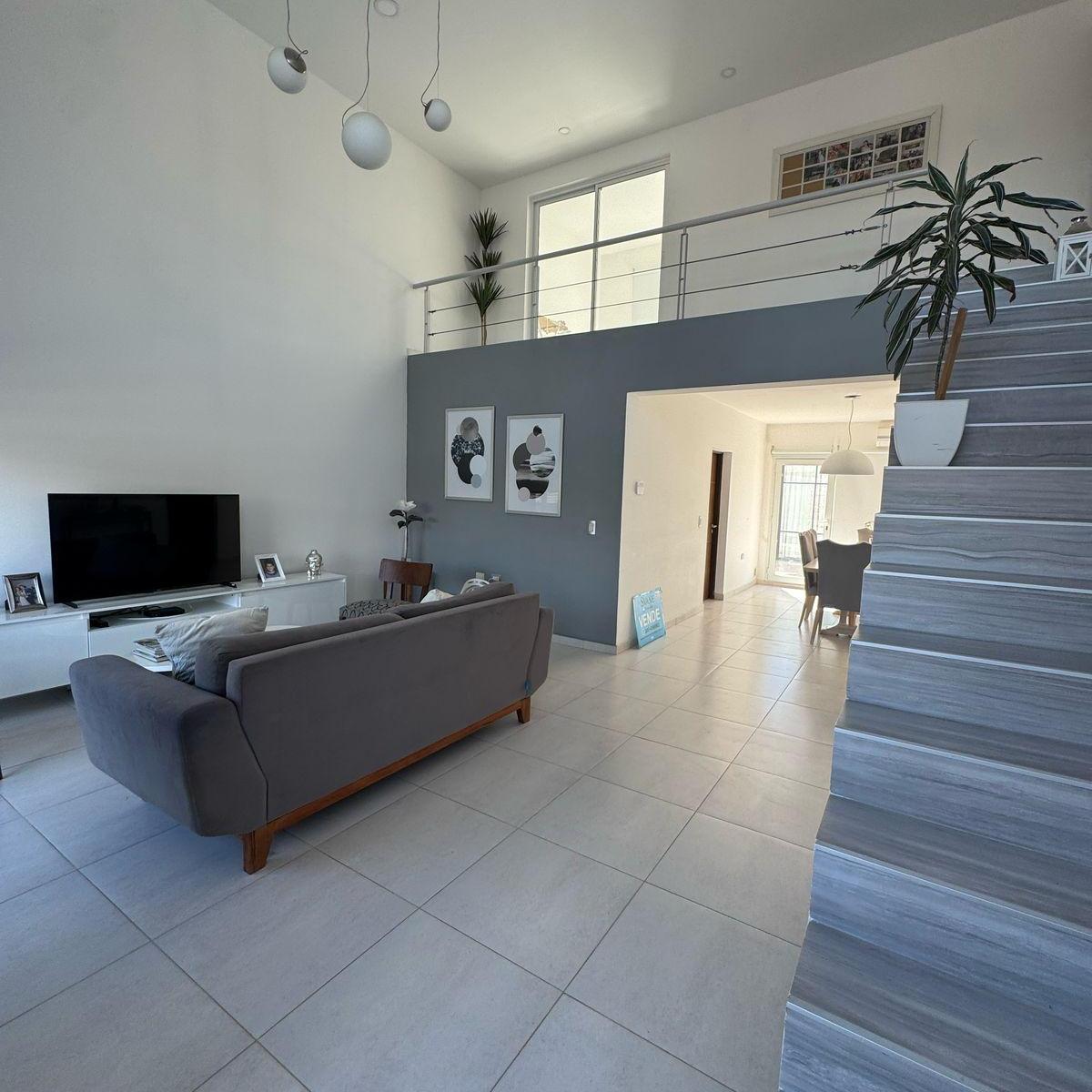 Casa en Venta 3 Dorm Romerillo N°4288 E/ Verbena y Cortaderas Precio U$d225.000 1