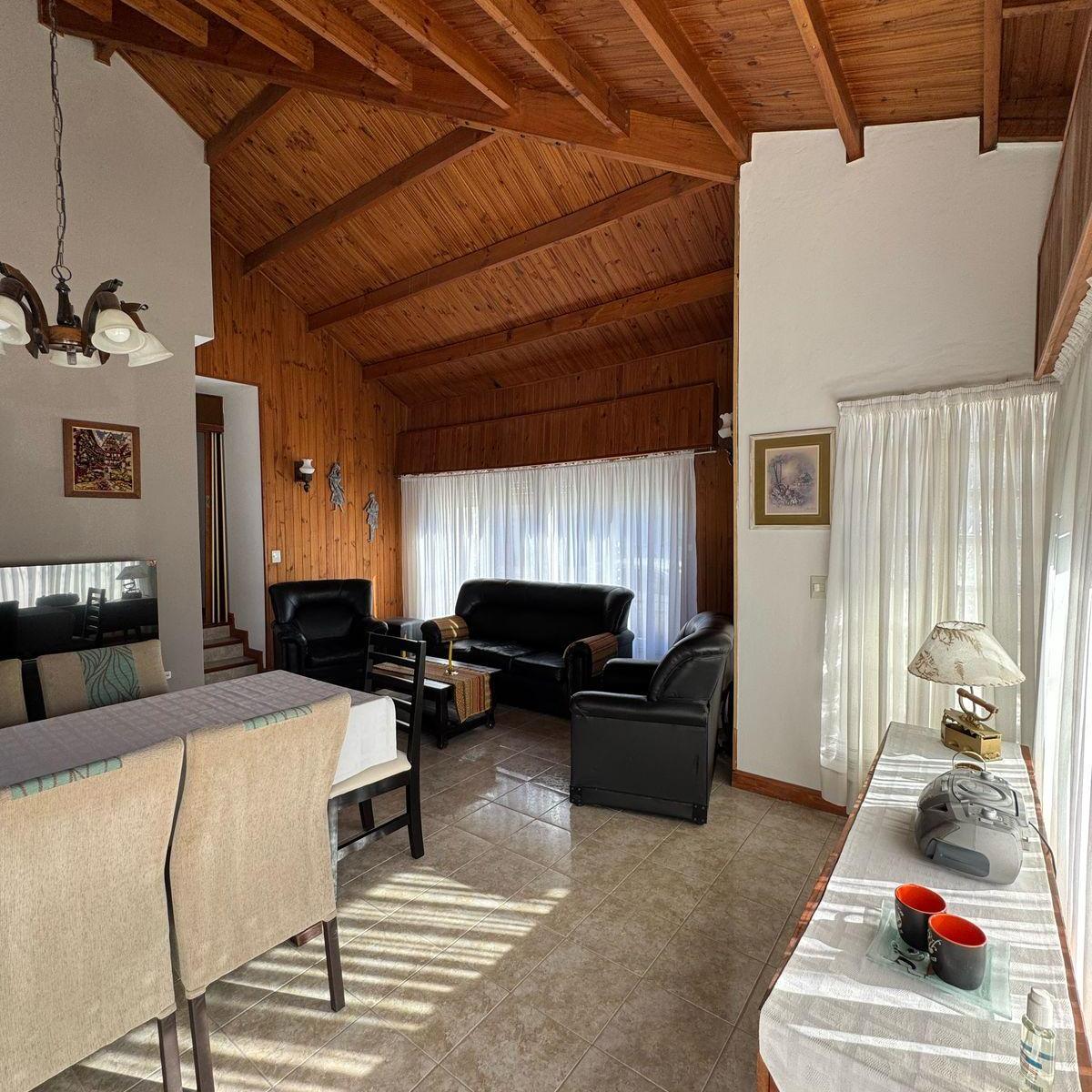 Casa en Venta 3 Dorm Av Gales y Gob. Maiz Precio U$d249.000 5