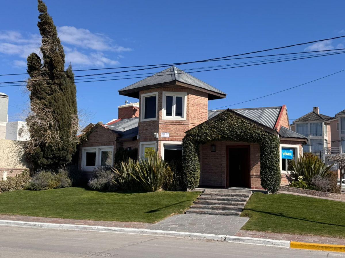 Casa 3 Dorm
en Venta
Av. Guillermo Rawson N°1467 y Ramon Menendez