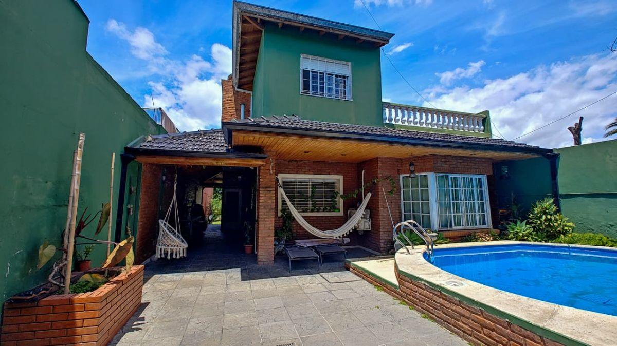 Casa 4 Ambientes en Venta – Cochera, Patio, Pileta y Local Comercial