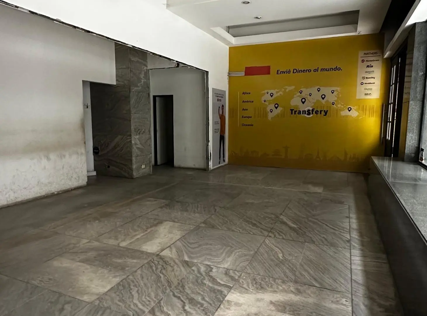 Local Comercial en Alquiler en Microcentro – Gran Vidriera y Amplia Superficie 3
