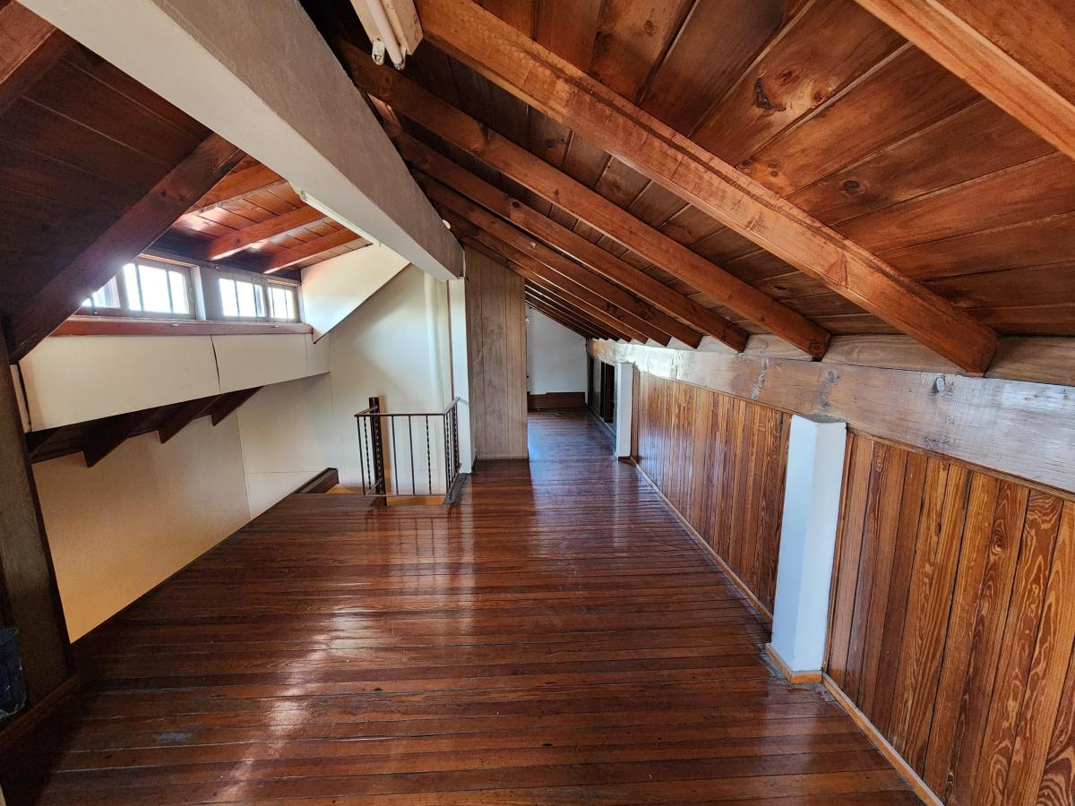 Chalet con Lindo Parque y Galpon Comercial en Venta en Lomas 4