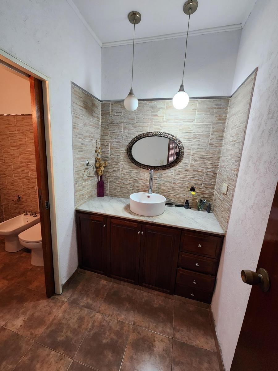 Chalet con Lindo Parque y Galpon Comercial en Venta en Lomas 1