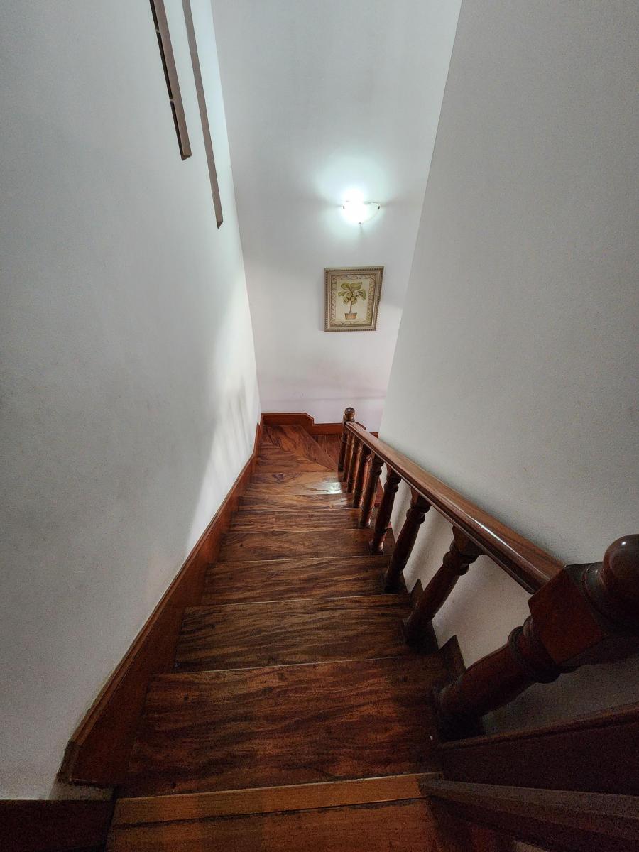 Chalet con Lindo Parque y Galpon Comercial en Venta en Lomas 3