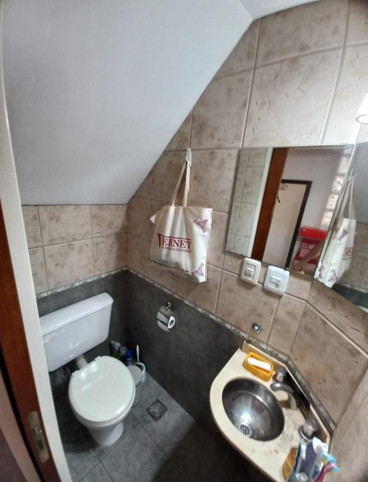TRIPLEX EN VENTA EN MUY BUENA UBICACIÓN EN ADROGUE