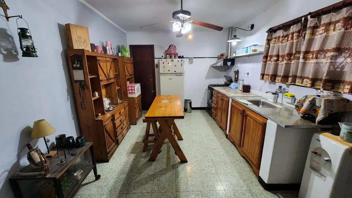 CHALET EN VENTA SOBRE LOTE DE 700 M2 EN VENTA EN BURZACO 4