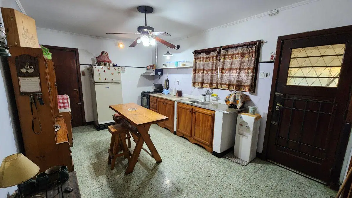 CHALET EN VENTA SOBRE LOTE DE 700 M2 EN VENTA EN BURZACO 3