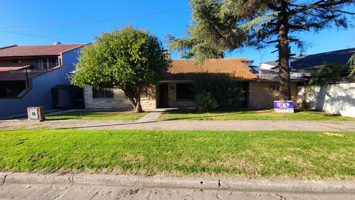 CHALET EN VENTA SOBRE LOTE DE 700 M2 EN VENTA EN BURZACO 2
