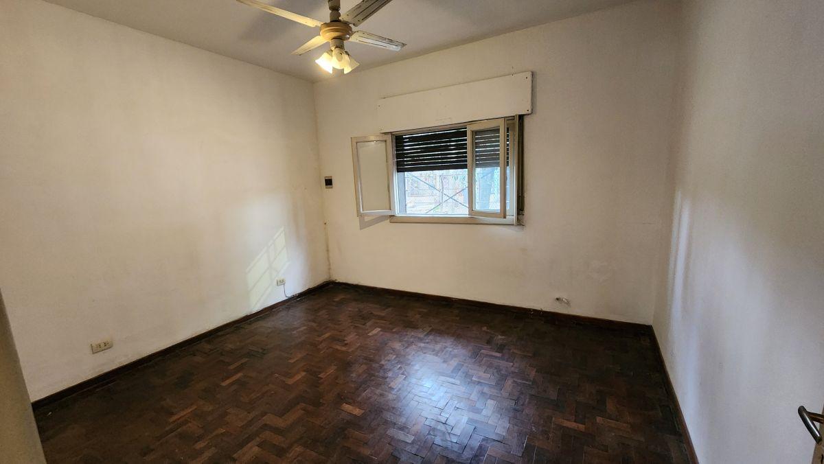 Foto de CASA AMERICANA EN VENTA EN BUENA UBICACIÓN EN ADROGUE (oportunidad!), imagen 2