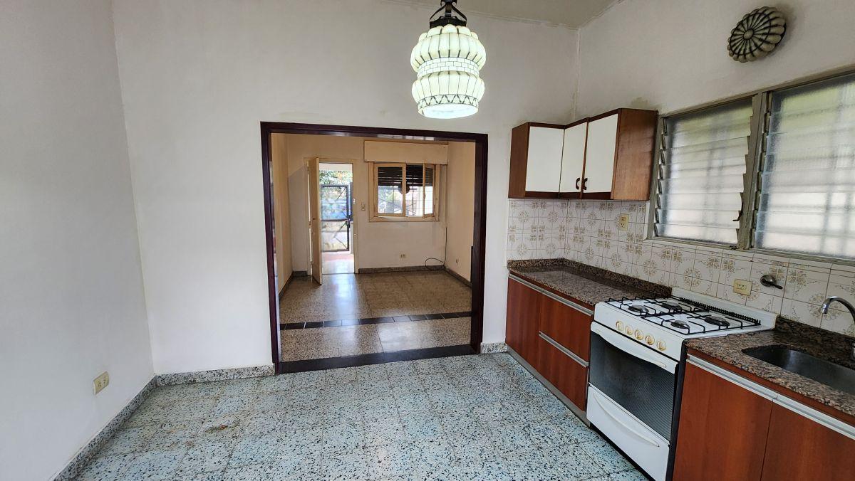 Foto de CASA AMERICANA EN VENTA EN BUENA UBICACIÓN EN ADROGUE (oportunidad!), imagen 1