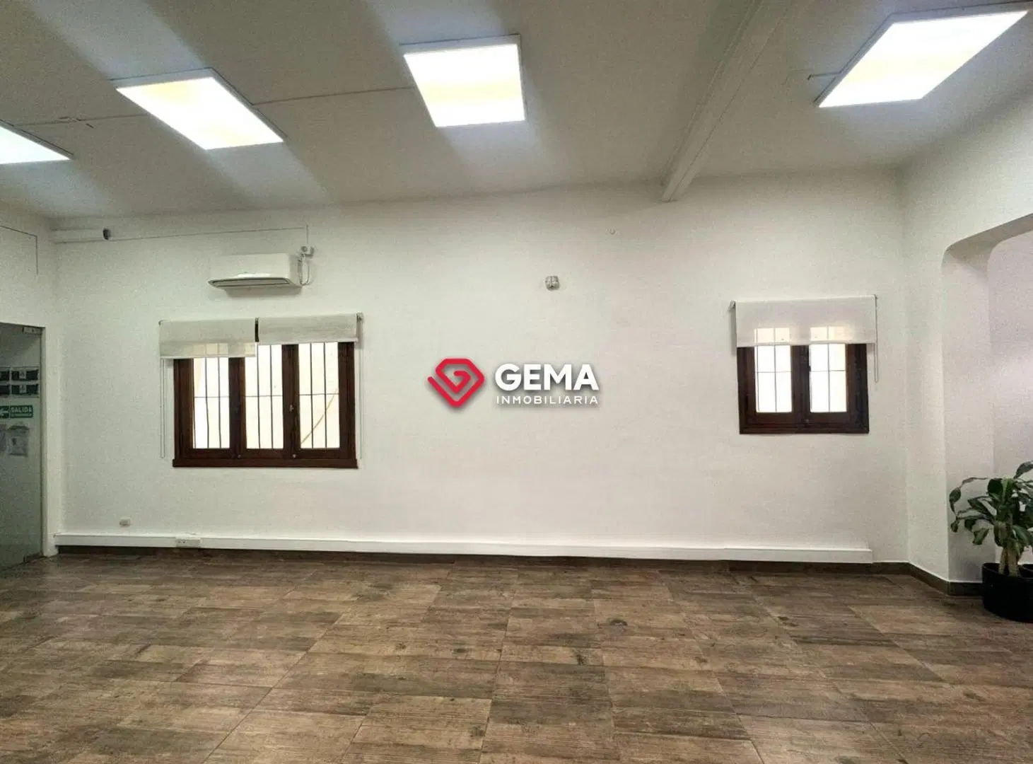Oficinas en Avda. Bicentenario al 300 1