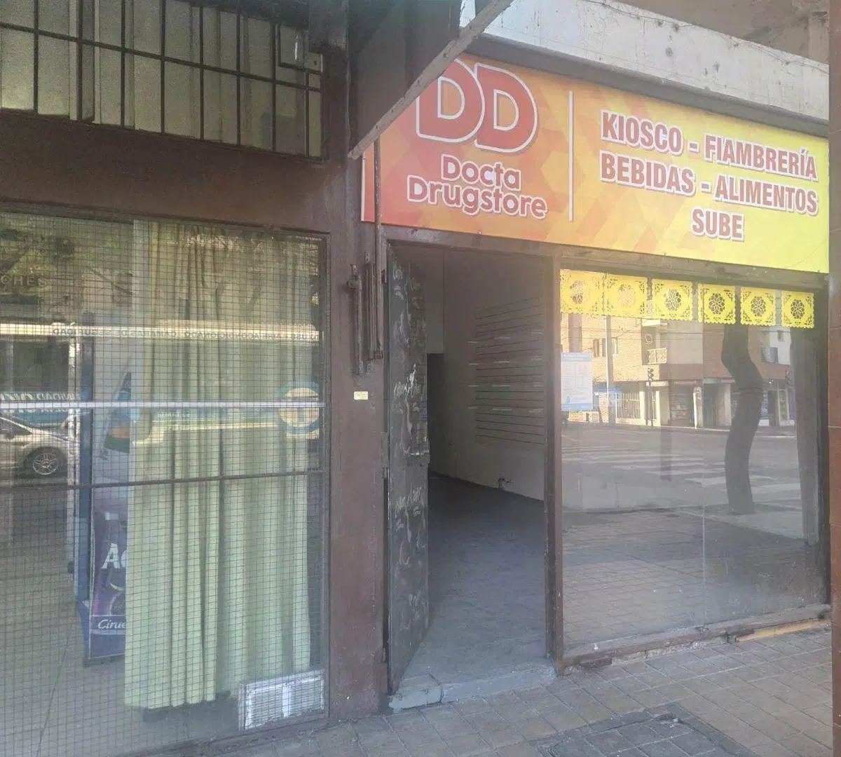 SE ALQUILA LOCAL COMERCIAL EN ALBERDI-ZONA CENTRAL DE POLICIA 2