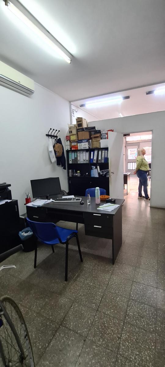 1º DE MAYO 2200 SALÓN CON OFICINA Y BAÑO.
