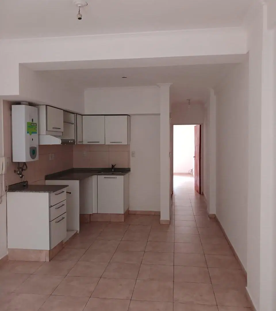 ALQUILER. Mariano Comas 2667 Piso 1 Dpto. D 5