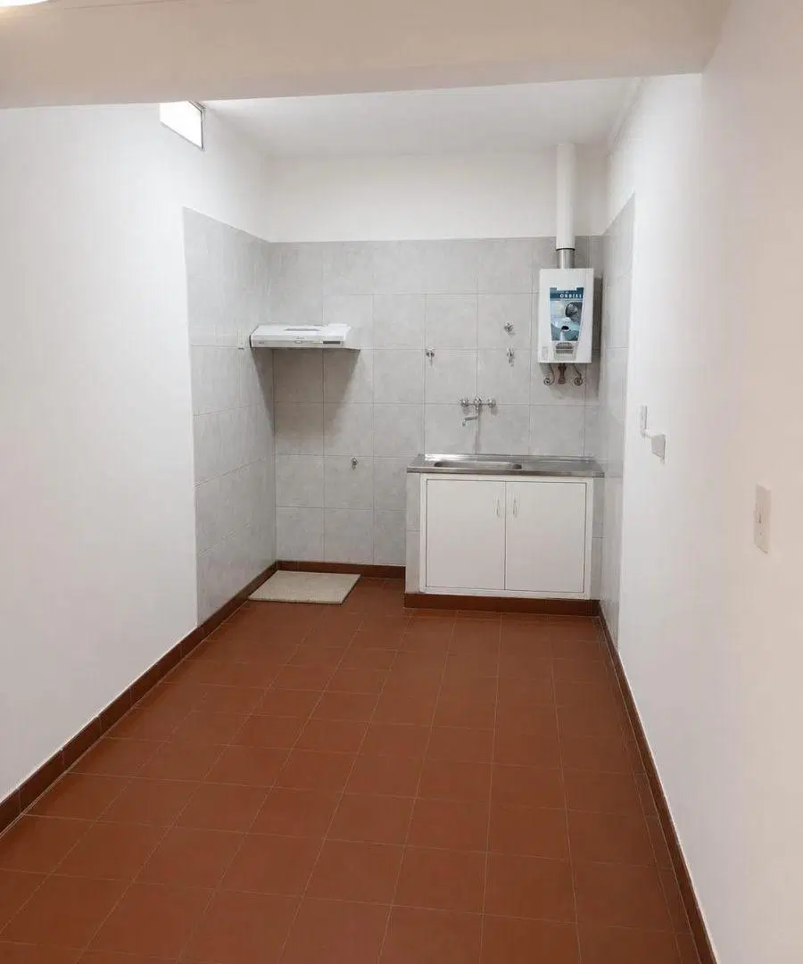 Nuevo ingreso en alquiler, casa de dos dormitorios:
Derqui 2255: ingreso para vehículo, living, 5