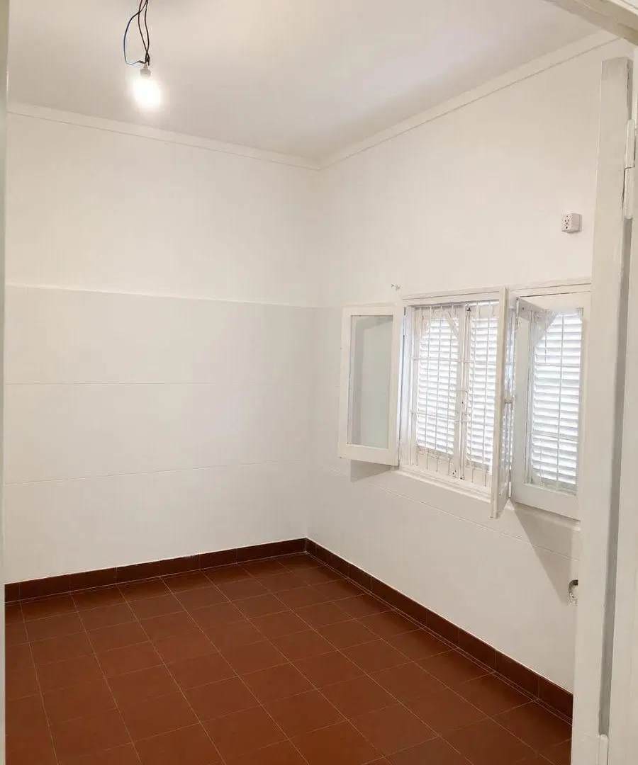 Nuevo ingreso en alquiler, casa de dos dormitorios:
Derqui 2255: ingreso para vehículo, living, 2