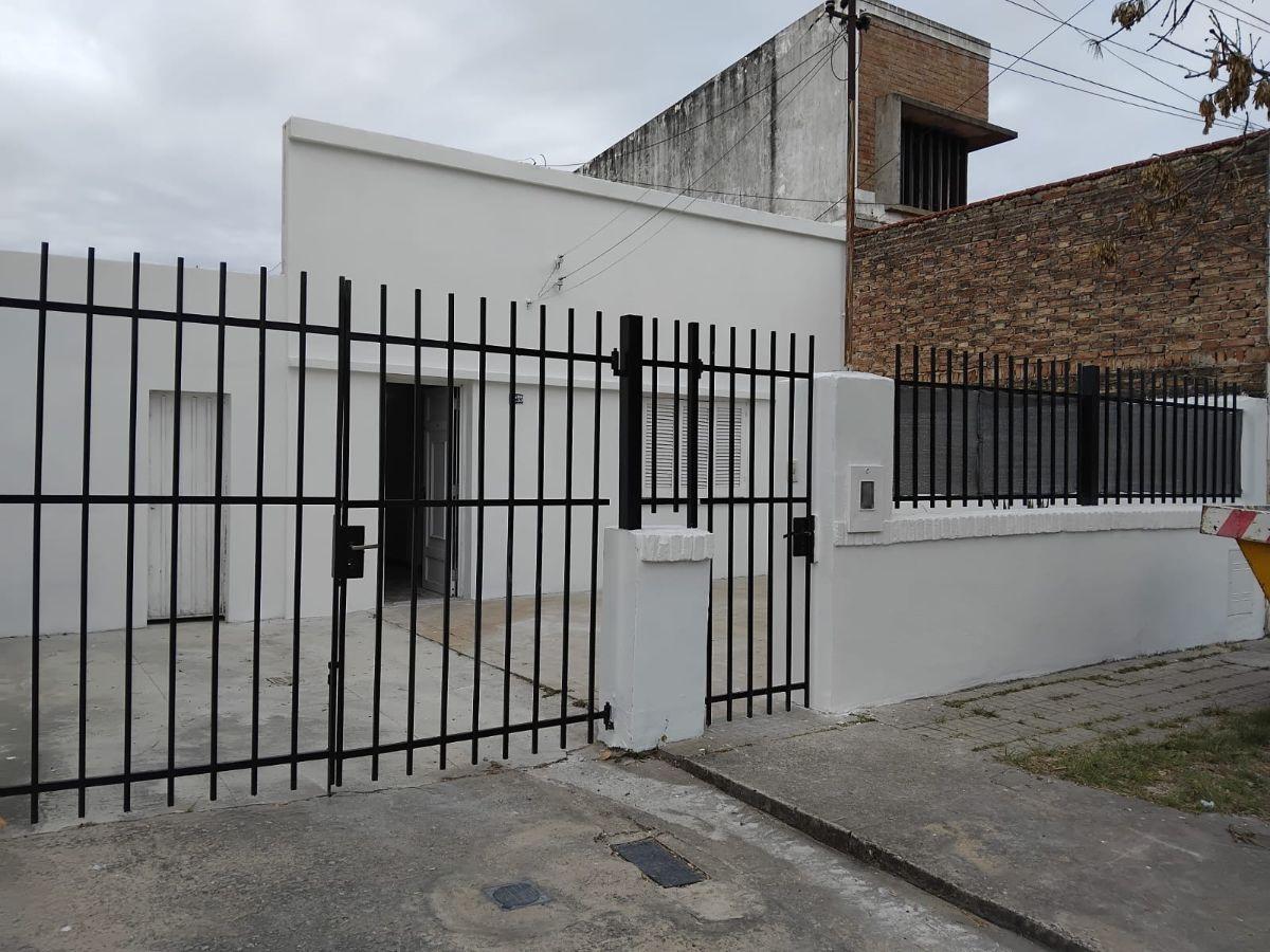 Nuevo ingreso en alquiler, casa de dos dormitorios:
Derqui 2255: ingreso para vehículo, living,