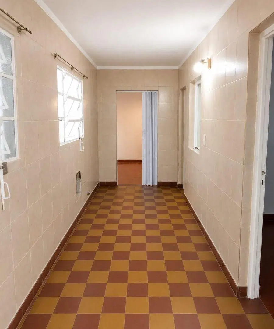 Nuevo ingreso en alquiler, casa de dos dormitorios:
Derqui 2255: ingreso para vehículo, living, 4