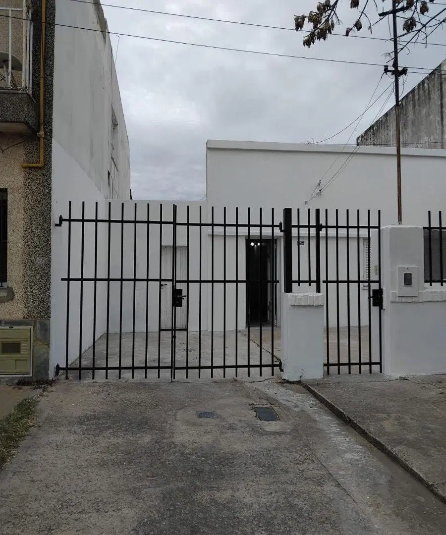 Nuevo ingreso en alquiler, casa de dos dormitorios:
Derqui 2255: ingreso para vehículo, living, 3
