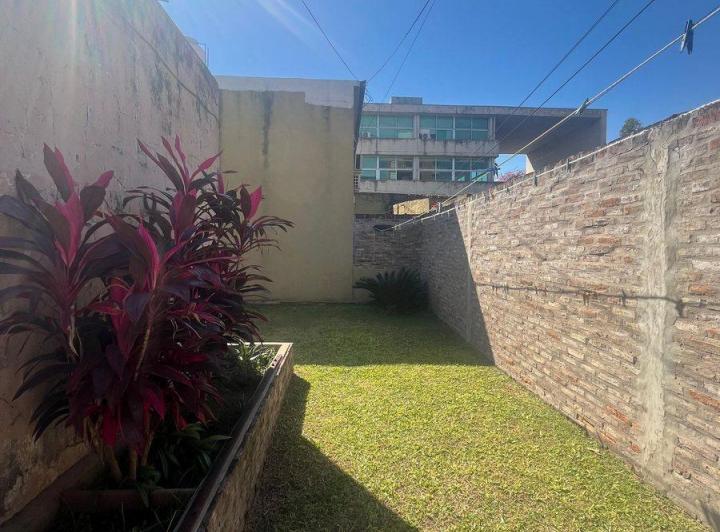 VENTA CASA 3 DORMITORIOS BARRIO PARQUE CON PATIO 1