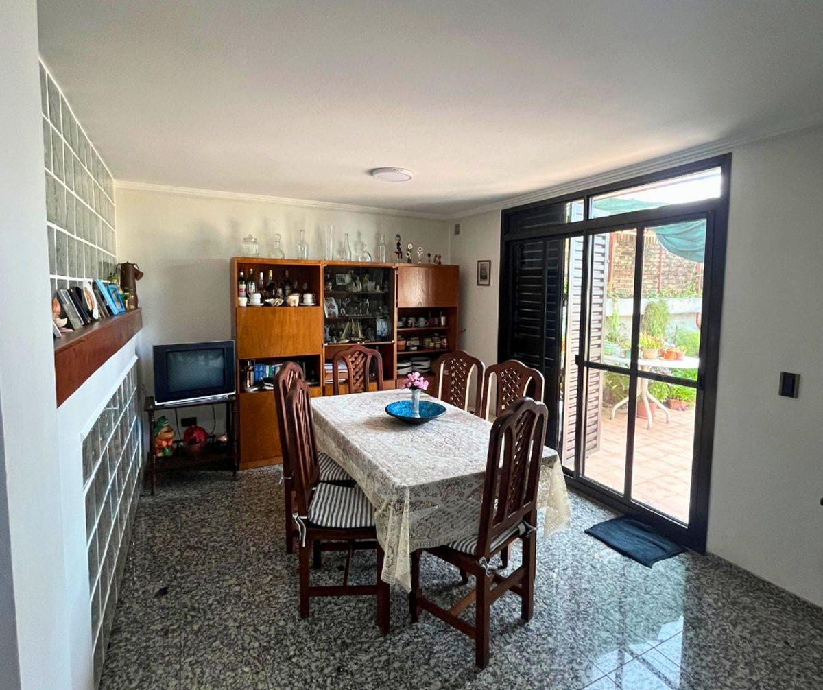 VENTA CASA 4 DORMITORIOS Y COCHERAS AZCUENAGA