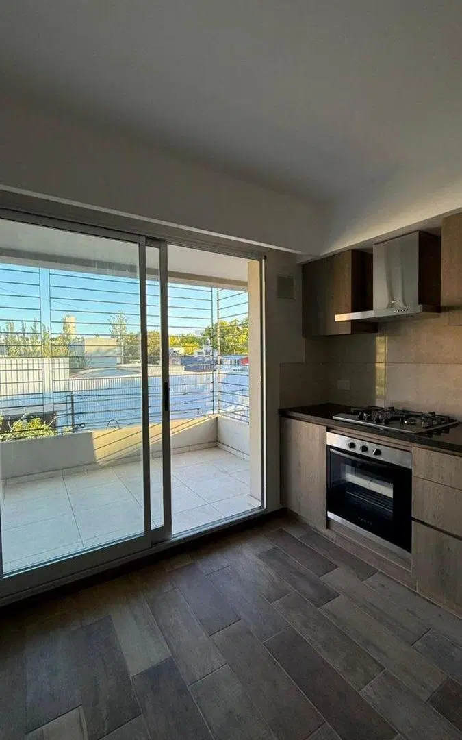 VENTA SEMI PISO 2 DORMITORIOS COCHERA REFINERIA 4