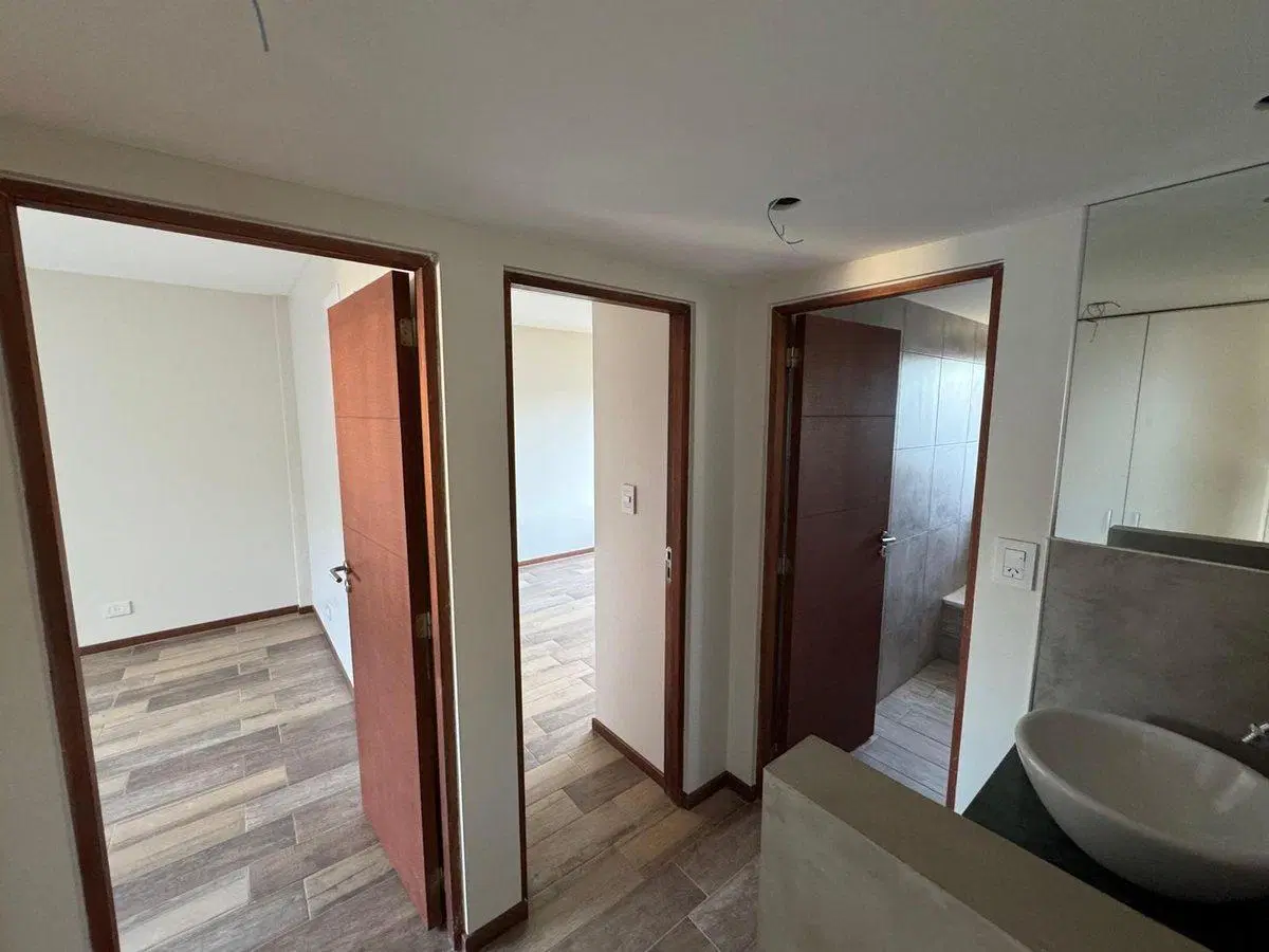 VENTA SEMI PISO 2 DORMITORIOS COCHERA REFINERIA 3