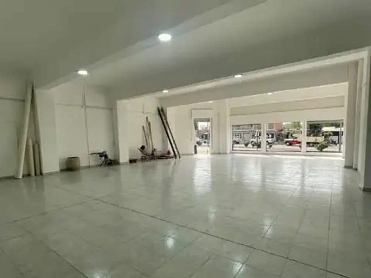 LOCAL COMERCIAL EN VENTA 232 M2 BV SEGUI C/OFICINA 4