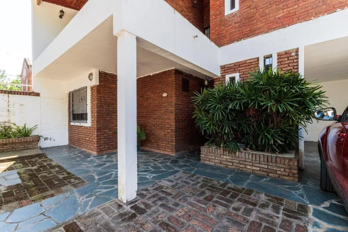 VENTA CASA 4 DORMITORIOS EXELENTE ESTADO FISHERTON 2