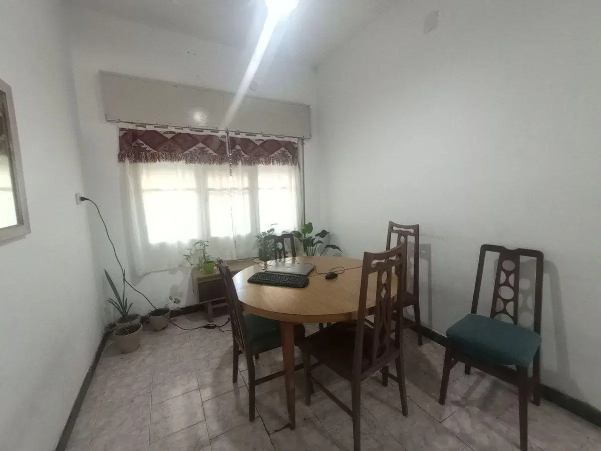 VENTA CASA 2 DORMITORIOS COCHERA PATIO Y JARDIN 2