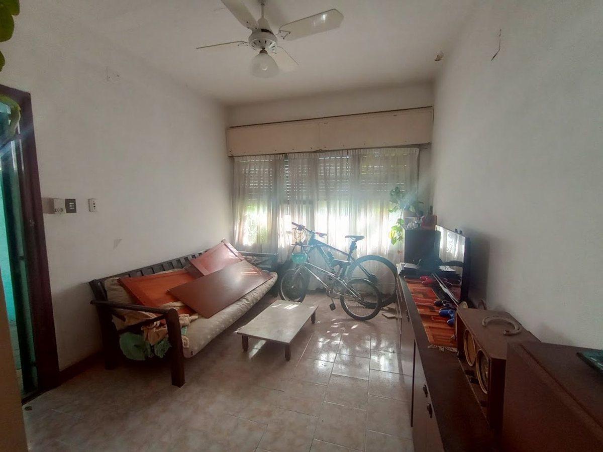 Foto de VENTA CASA 2 DORMITORIOS COCHERA PATIO Y JARDIN, imagen 2