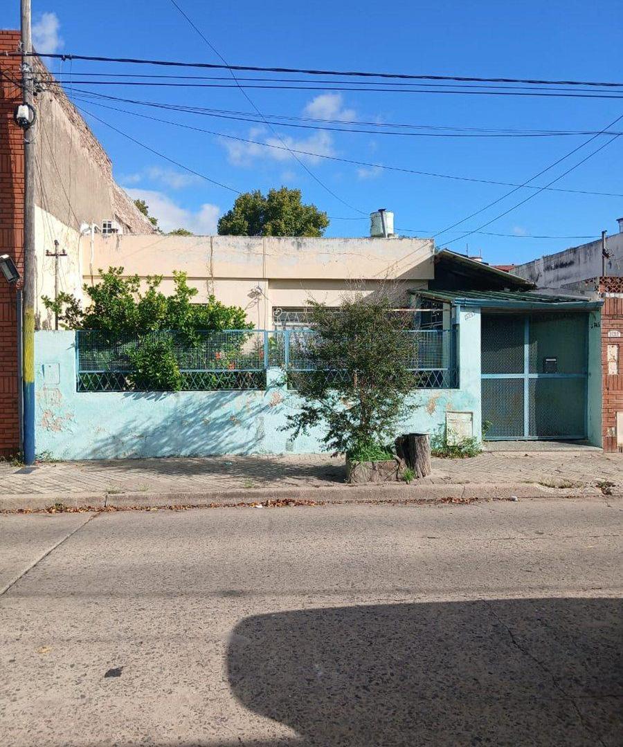 VENTA CASA 2 DORMITORIOS COCHERA PATIO Y JARDIN
