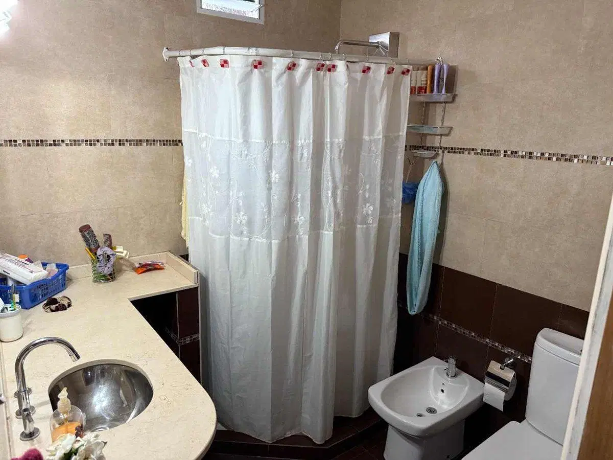 VENTA CASA 3 DORMITORIOS CON PATIO EN ZONA NORTE 3