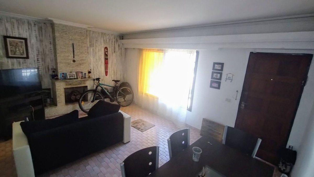 Foto de VENTA CASA DOS PLANTAS COCHERA Y GALPON, ARROYITO, imagen 2