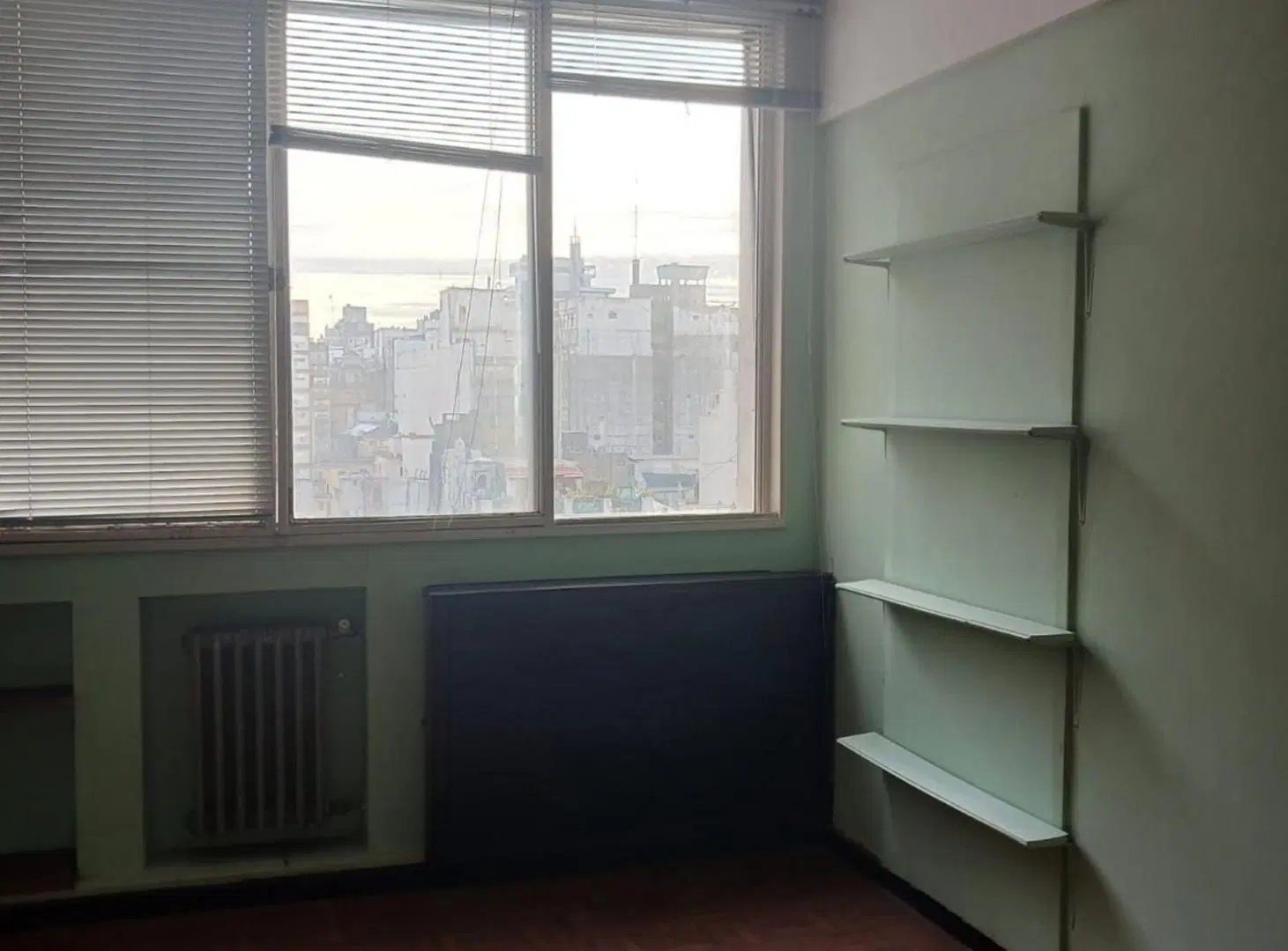 VENTA OFICINA EN MICROCENTRO EXCELENTE LUMINOSIDAD 4