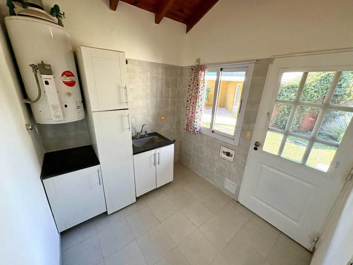 VENTA CASA EN FUNES 4 DORMITORIOS 920m² TERRENO 4