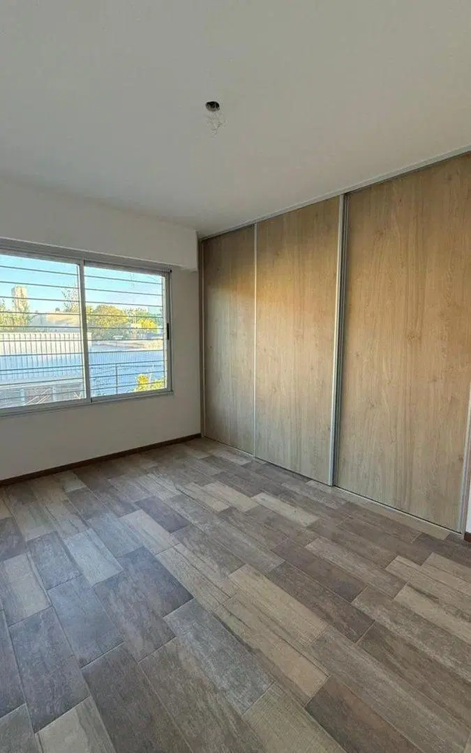 VENTA SEMI PISO 2 DORMITORIOS COCHERA REFINERIA 5