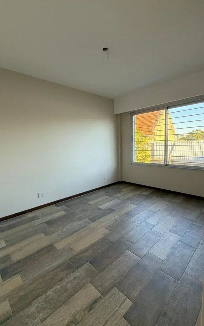VENTA SEMI PISO 2 DORMITORIOS COCHERA REFINERIA 4
