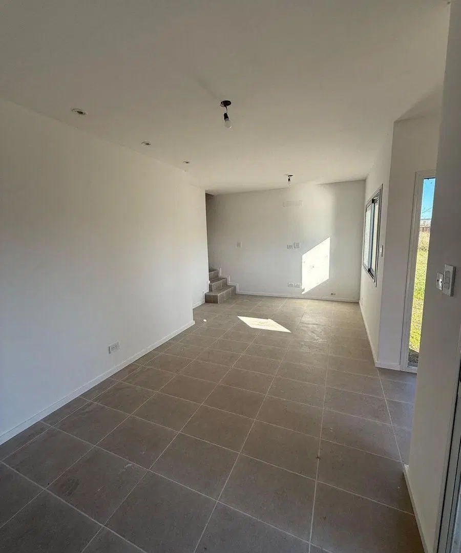 VENTA CASA DUPLEX 2 DORMITORIOS CON PATIO ROLDAN 2