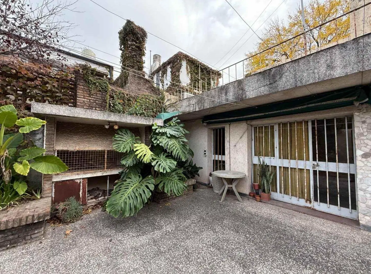 VENTA CASA 4 DORMITORIOS CON PATIO REP. LA SEXTA 2
