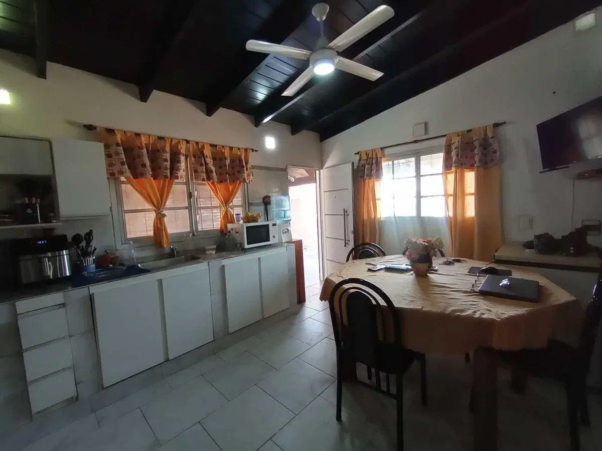 VENTA O PERMUTA CASA 3 DORMI COCHERA PILETA ROLDAN 3
