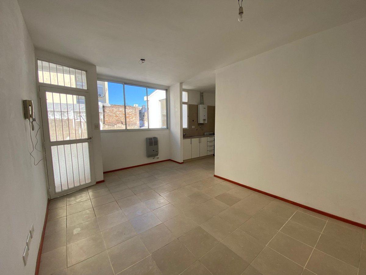 Foto de VENTA CASA DE PASILLO DOS DORMITORIOS ABASTO, imagen 4
